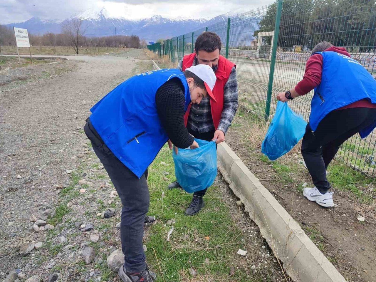 Gönüllü gençler çevre temizliği yaptı