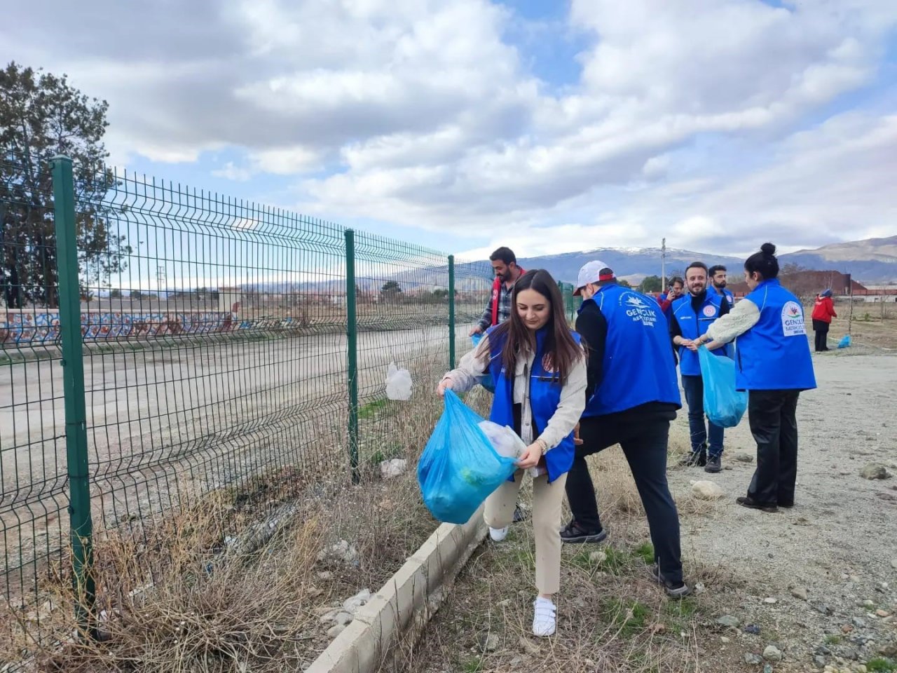Gönüllü gençler çevre temizliği yaptı