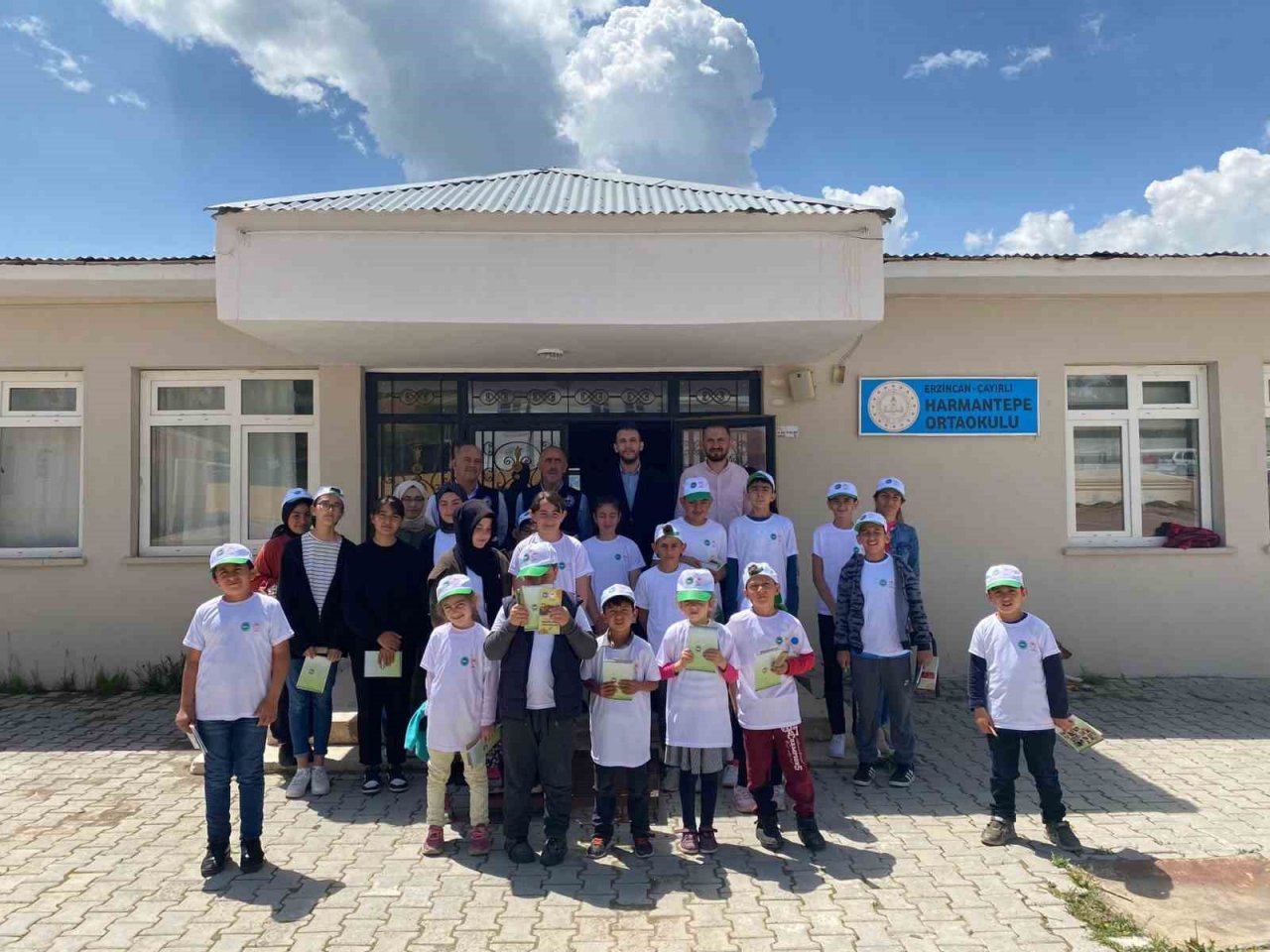 Minik öğrenciler organik tarımı öğreniyor