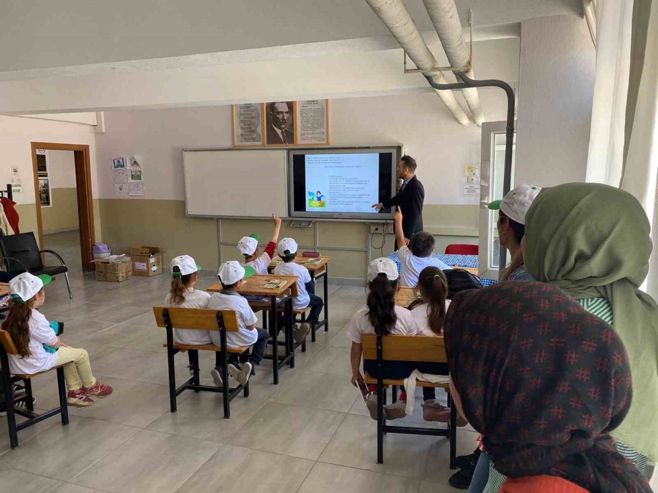 Minik öğrenciler organik tarımı öğreniyor