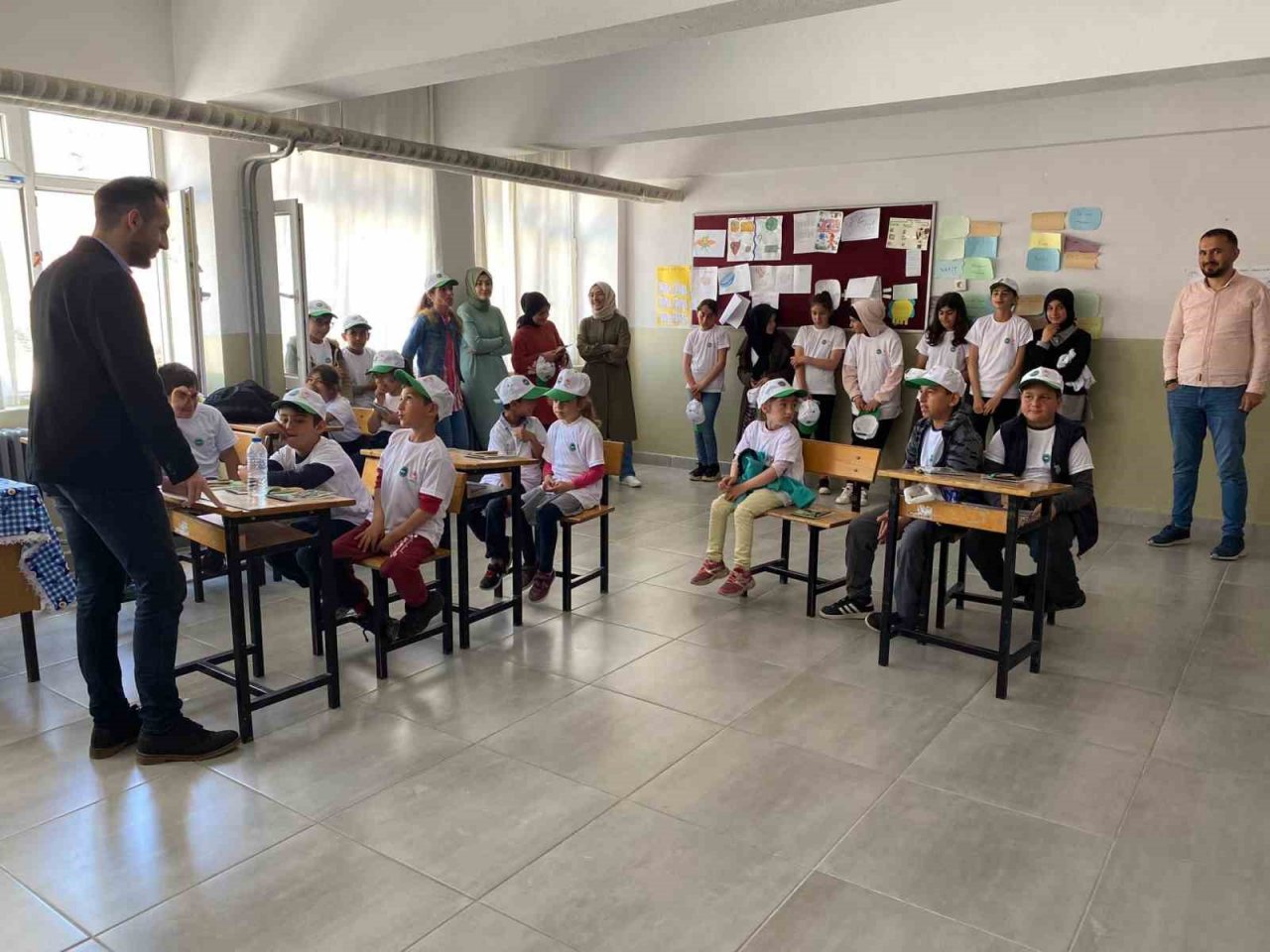 Minik öğrenciler organik tarımı öğreniyor