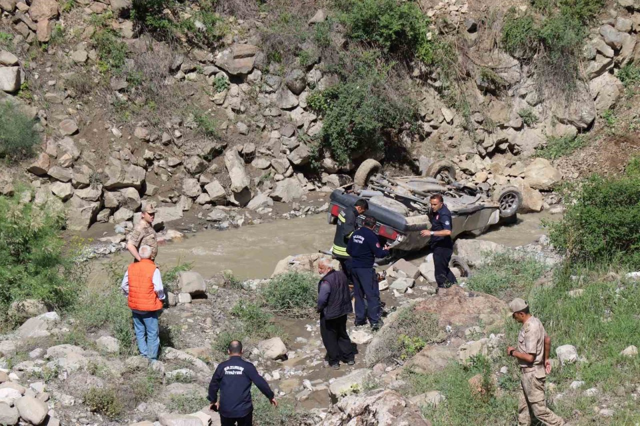 Otomobil köprüden dereye uçtu: 1 ölü 1 yaralı