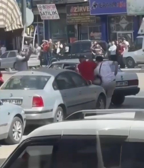 Gaziantep’te pes dedirten kavga: Sokak ortasında öldüresiye darp