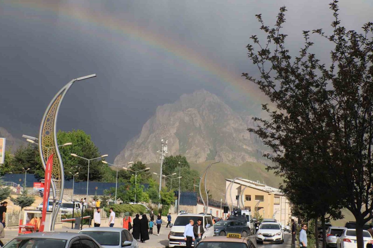 Hakkari’de gökkuşağı güzelliği
