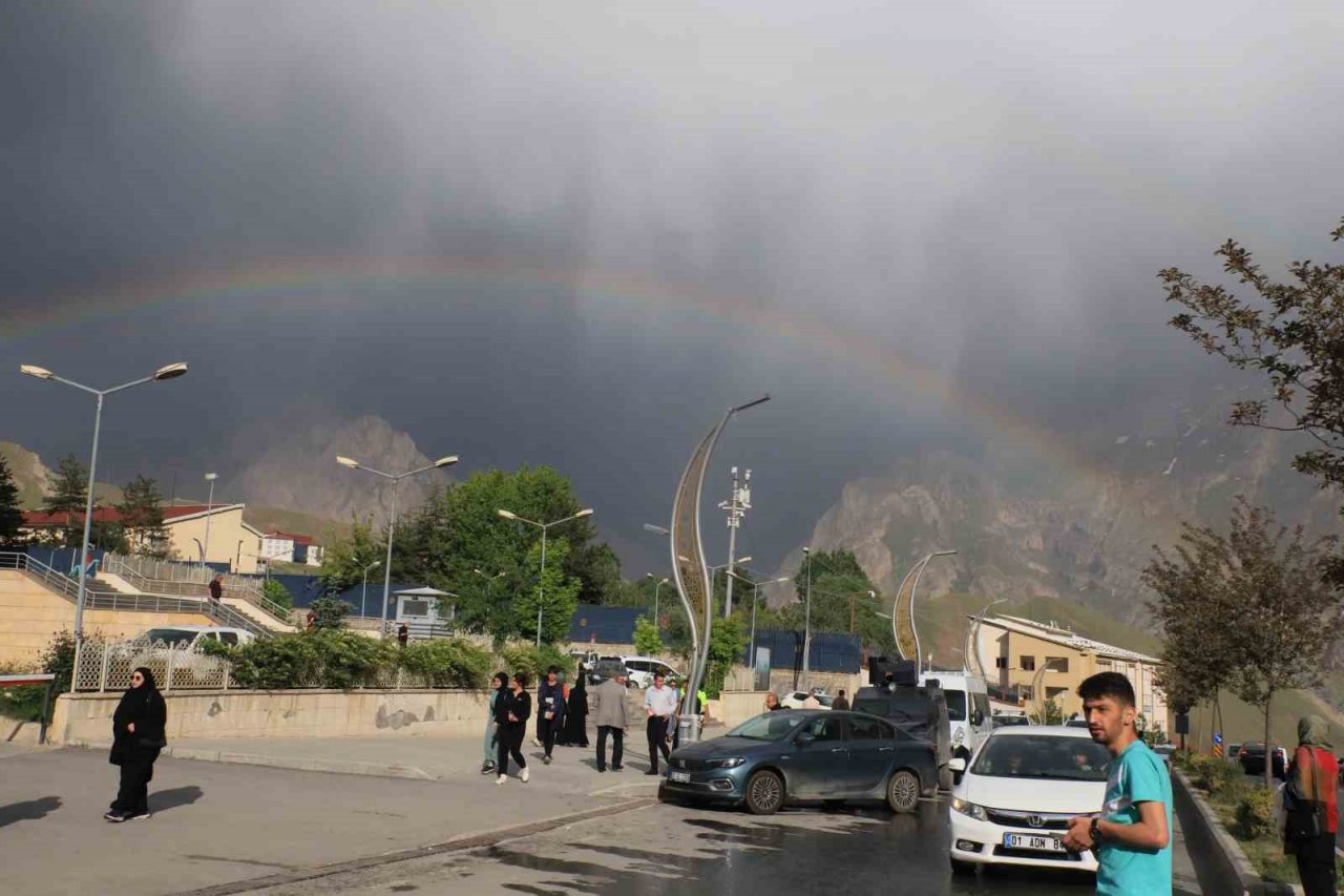 Hakkari’de gökkuşağı güzelliği