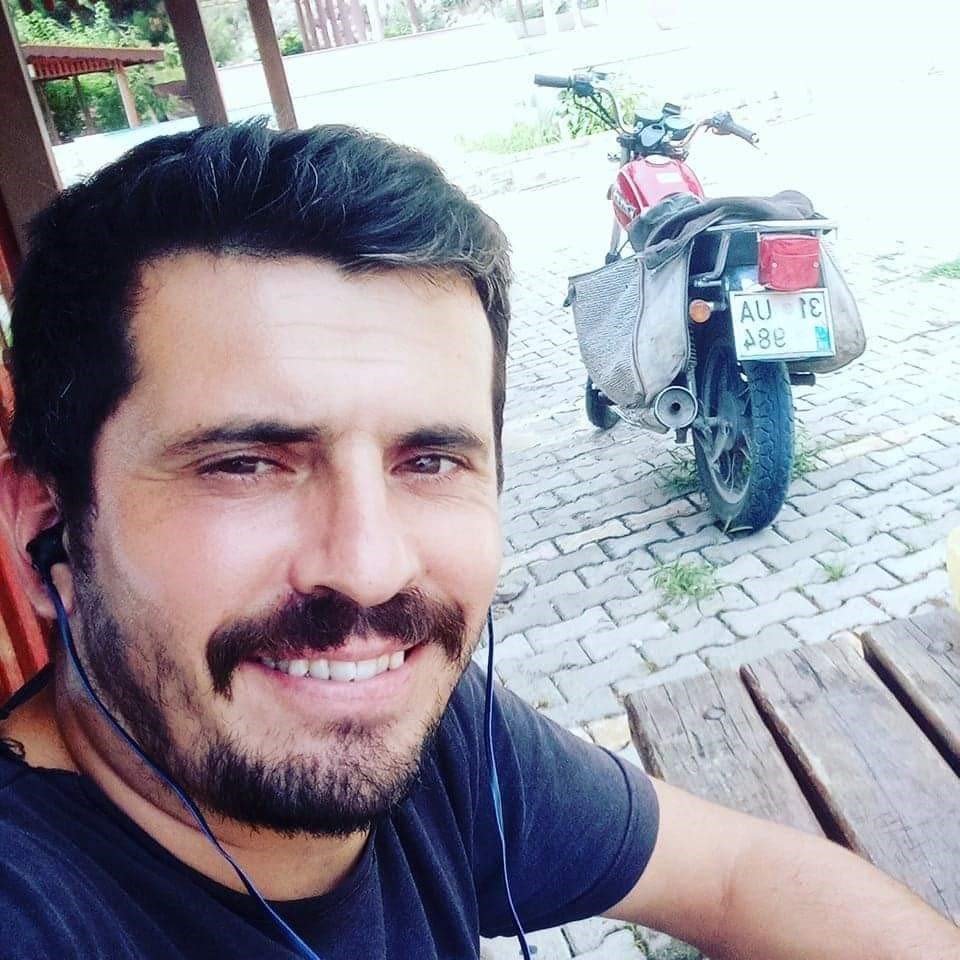 Motosikleti ile araca çarpan sürücü öldü