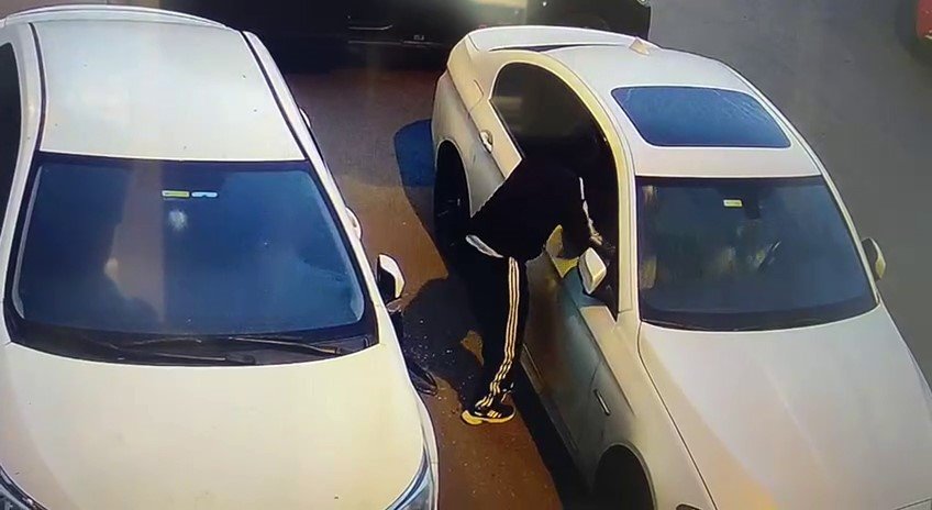 Büyükçekmece’de 3 lüks araçtan gösterge paneli çalan hırsızlar kamerada
