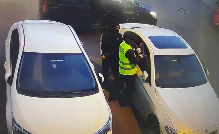 Büyükçekmece’de 3 lüks araçtan gösterge paneli çalan hırsızlar kamerada