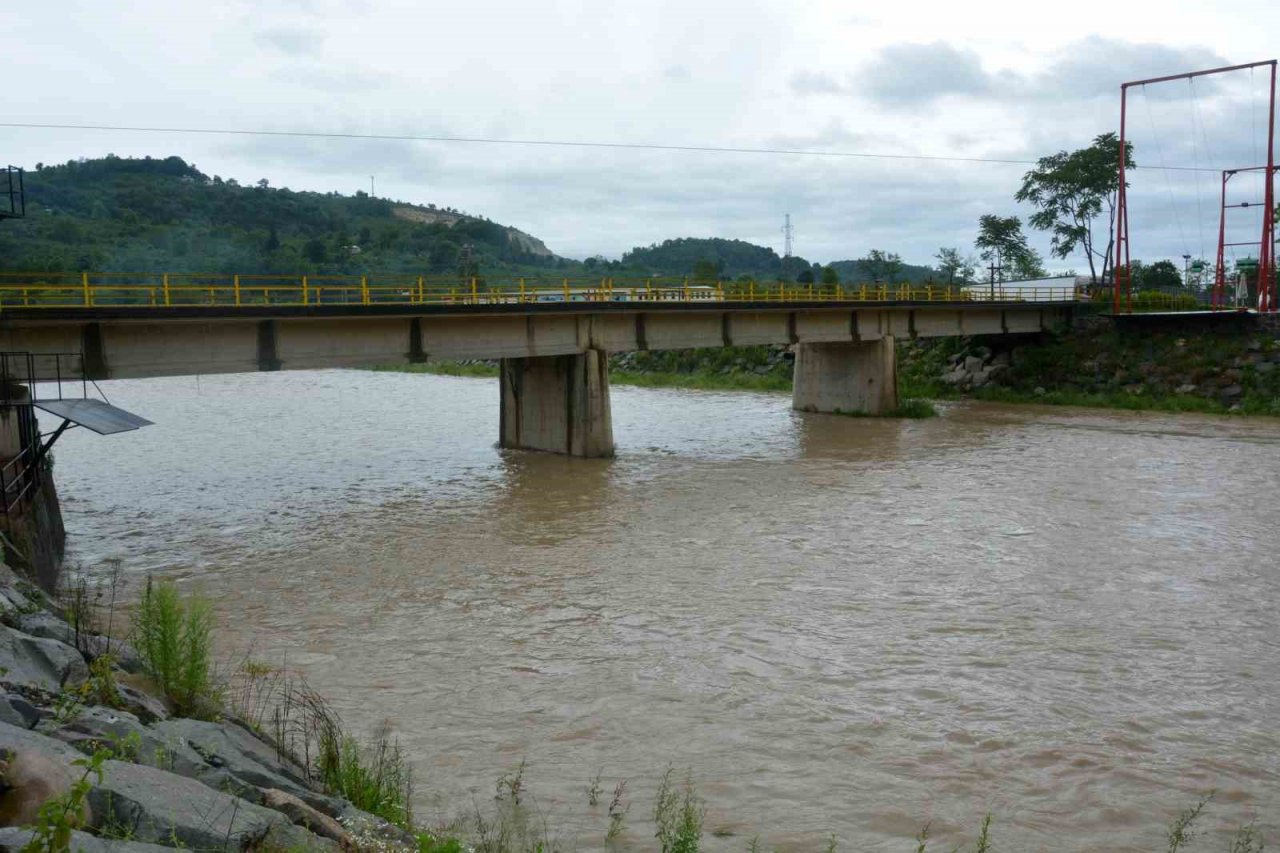 Ordu’da heyelan nedeniyle yol kapandı