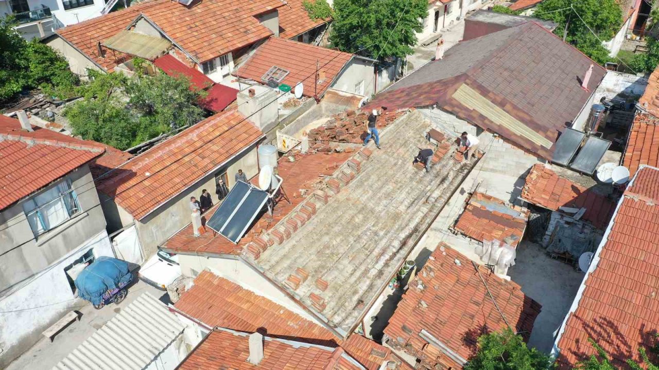 Isparta Belediyesi tarafından evinin çatısı yenilenen kadın: "Belediyemiz kimsesizlerin kimsesi"