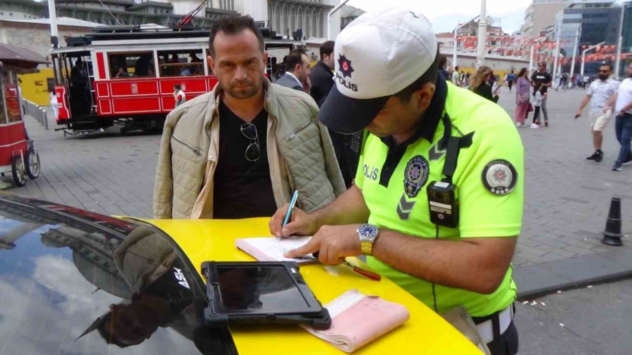Başkasının ehliyeti ile trafiğe çıkan taksici, denetime takıldı
