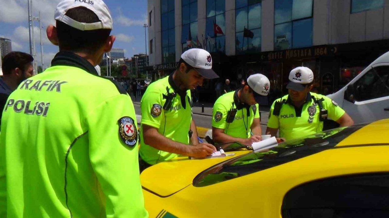 Başkasının ehliyeti ile trafiğe çıkan taksici, denetime takıldı