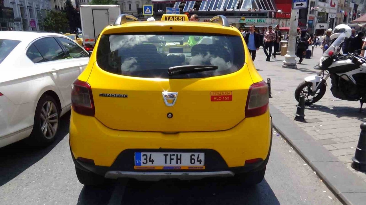 Başkasının ehliyeti ile trafiğe çıkan taksici, denetime takıldı
