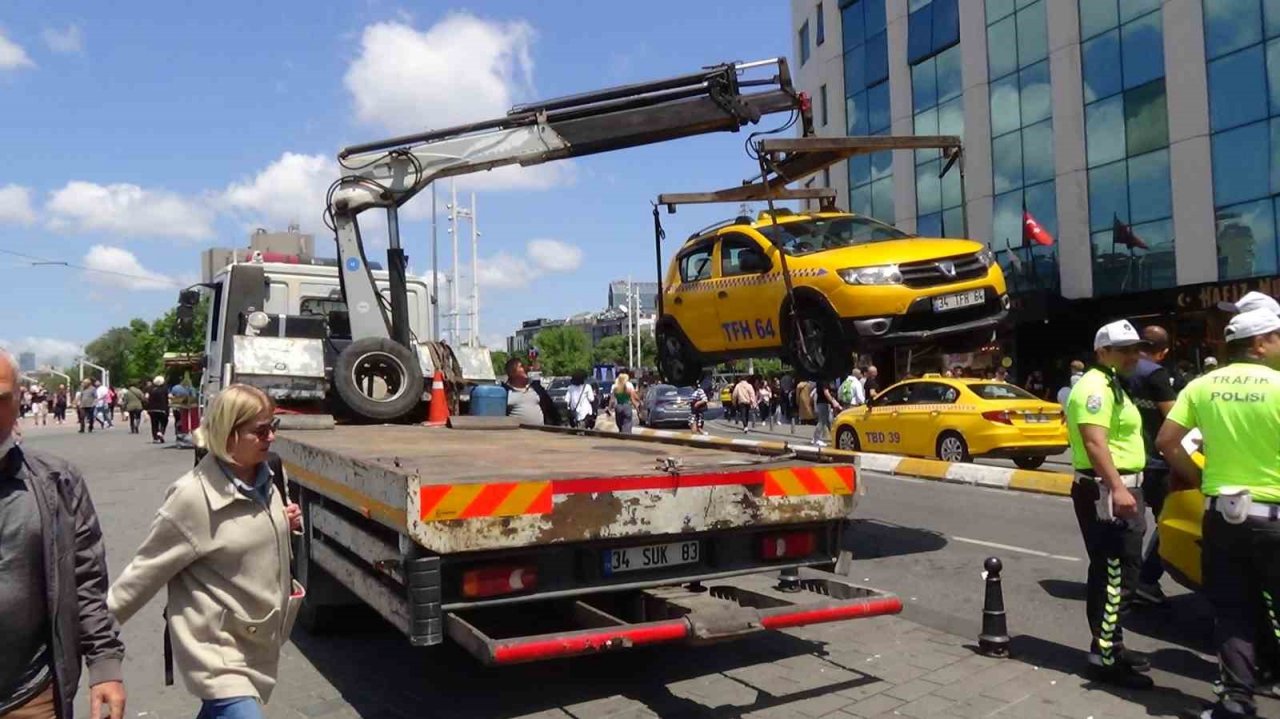 Başkasının ehliyeti ile trafiğe çıkan taksici, denetime takıldı