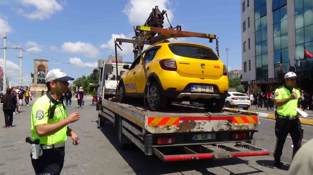Başkasının ehliyeti ile trafiğe çıkan taksici, denetime takıldı