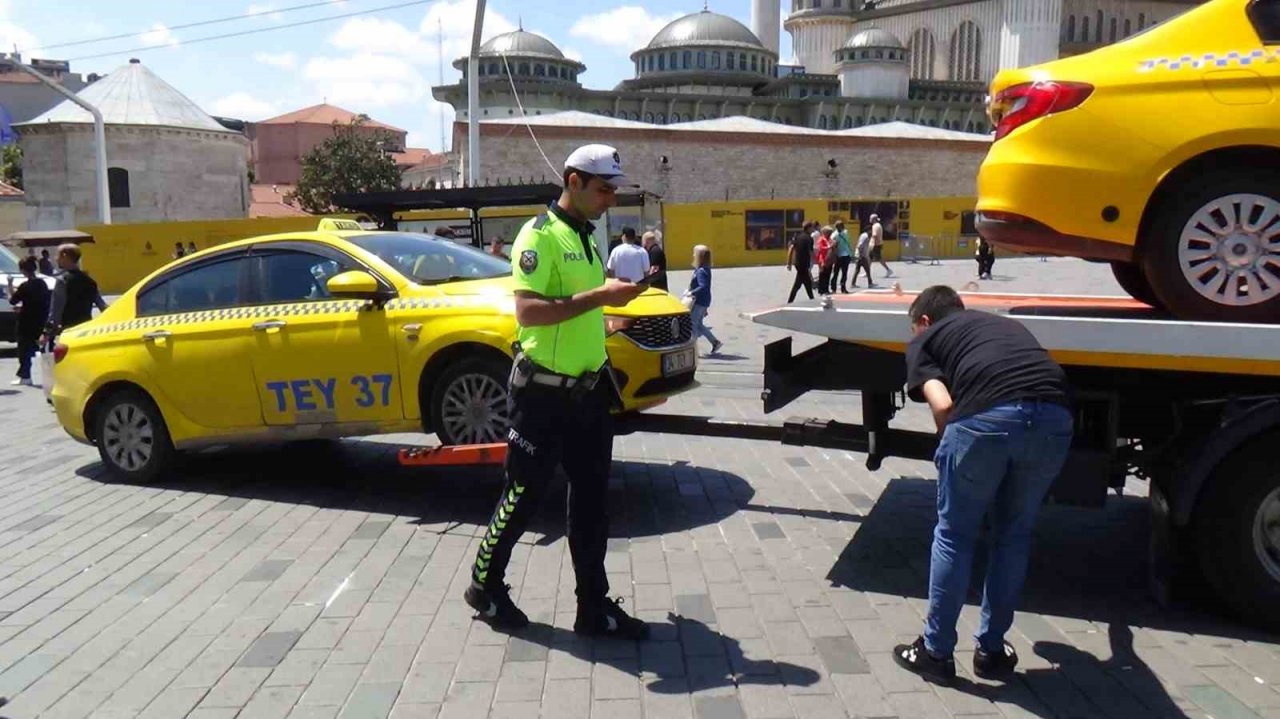 Başkasının ehliyeti ile trafiğe çıkan taksici, denetime takıldı
