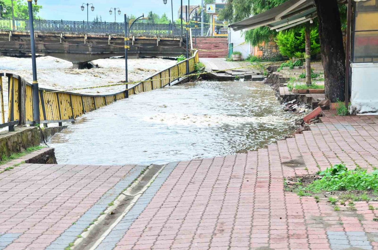 Terme Çayı taştı, sel ve su baskınları yaşandı