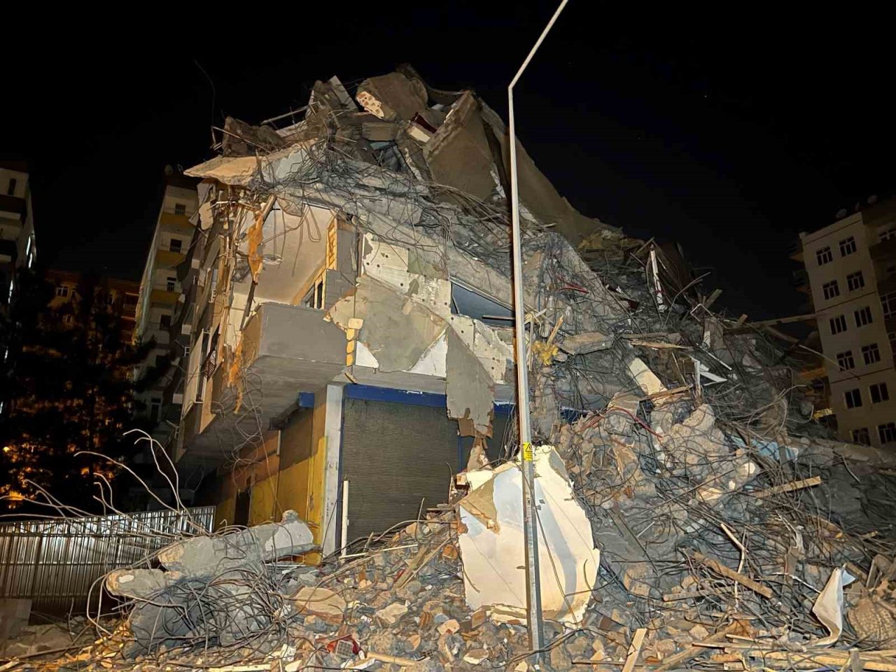 Diyarbakır’da yıkımı yapılan ağır hasarlı binanın bir kısmı kendiliğinden çöktü