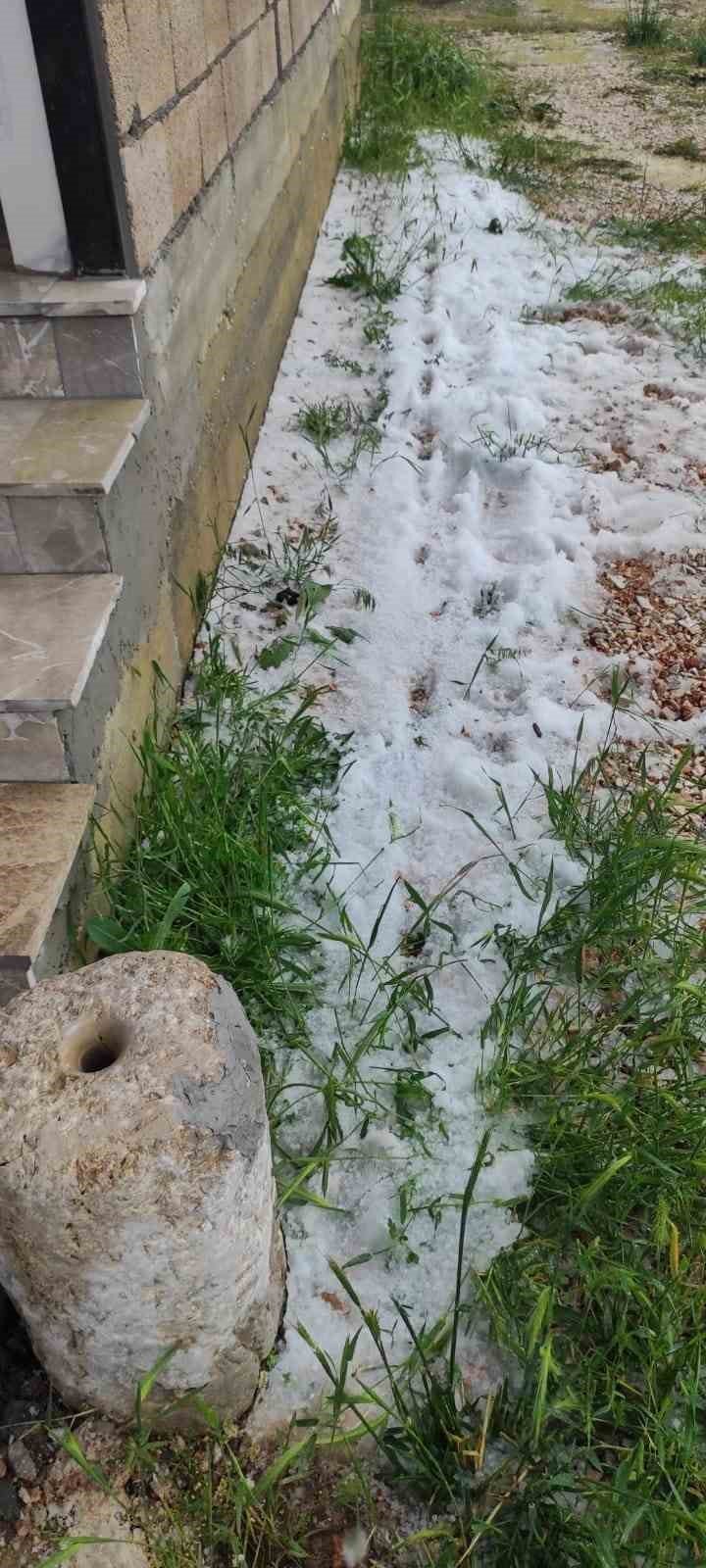 Fındık büyüklüğünde dolu yağdı, çevre beyaza büründü