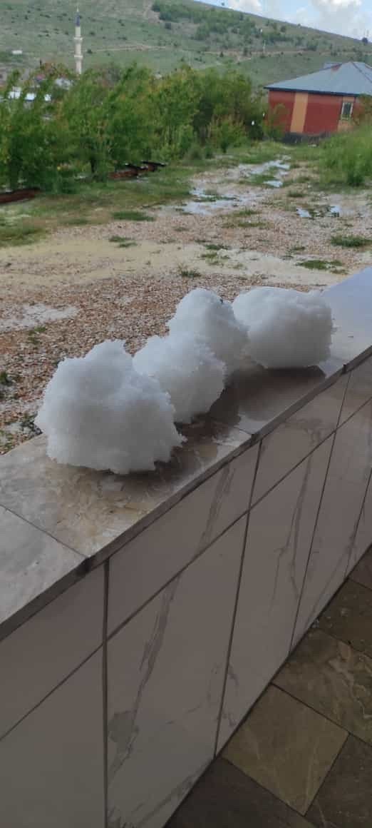 Fındık büyüklüğünde dolu yağdı, çevre beyaza büründü