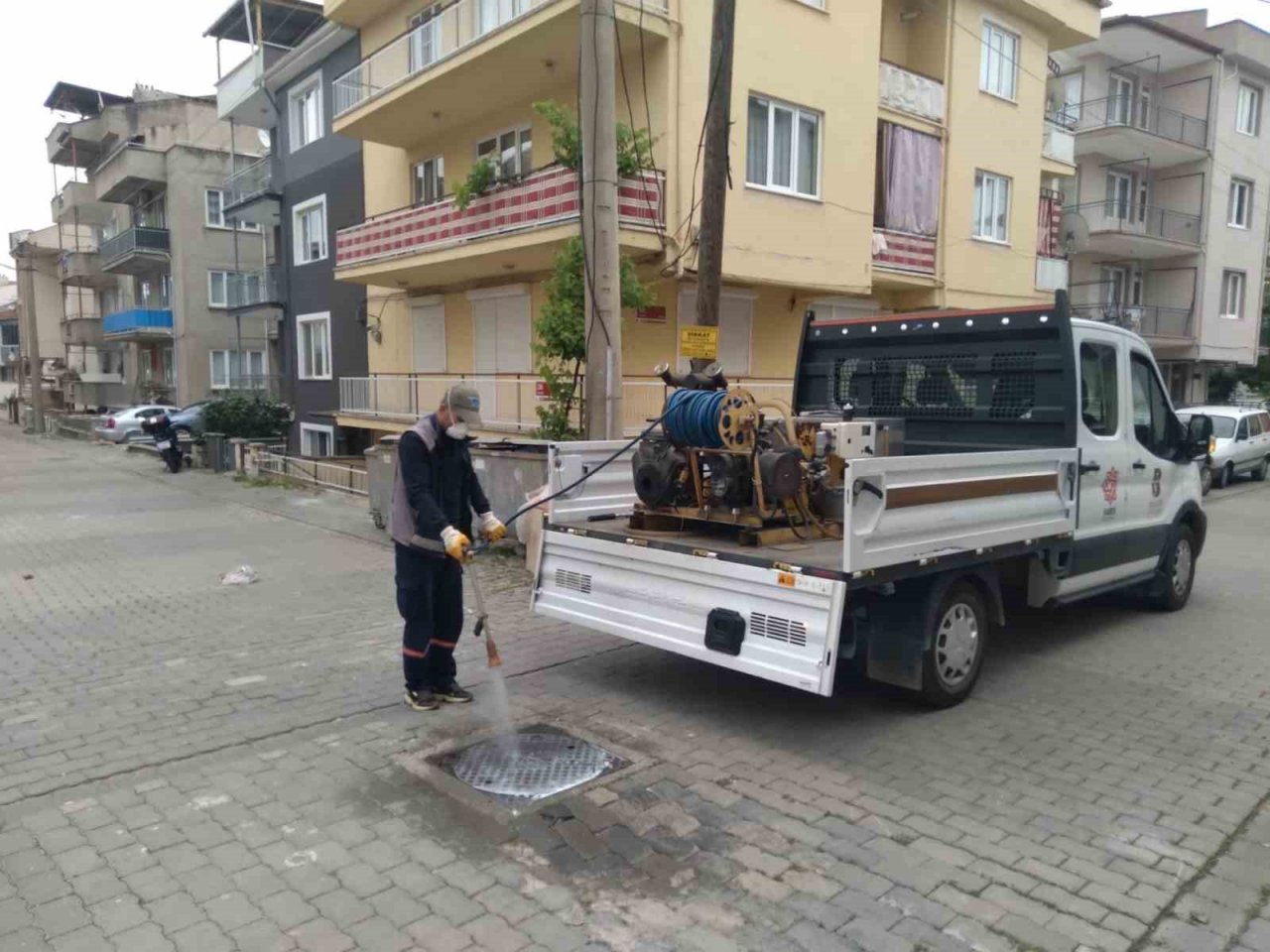 Karesi’de haşere ile mücadele sürüyor