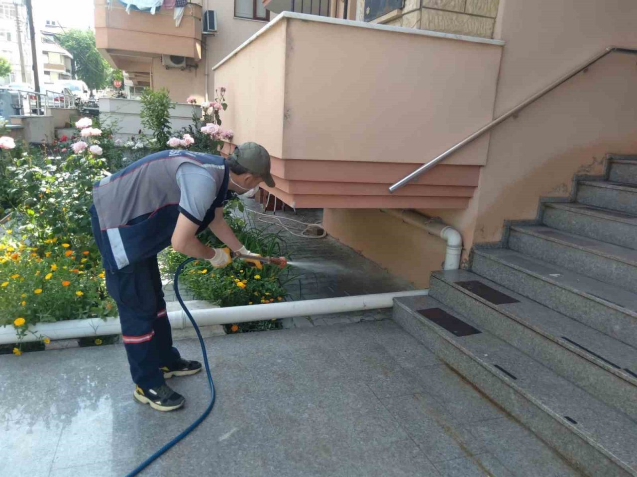 Karesi’de haşere ile mücadele sürüyor