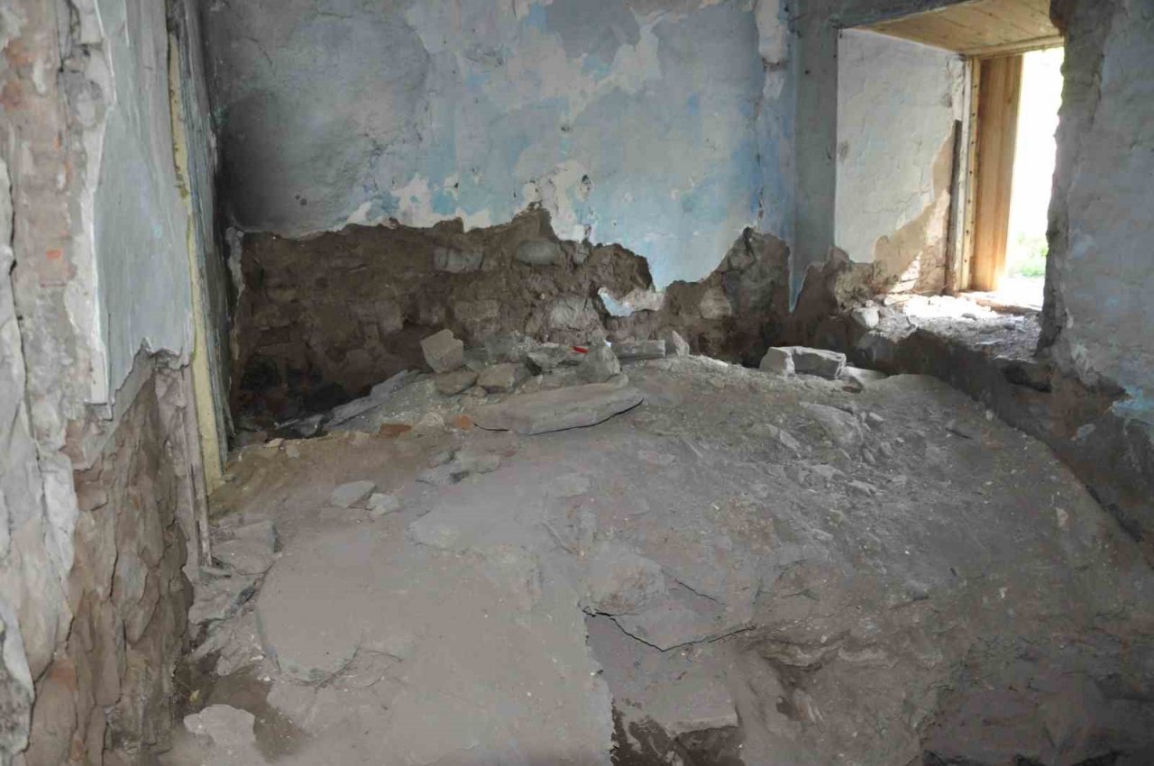 Kars’ta paşa konağı yok oluyor