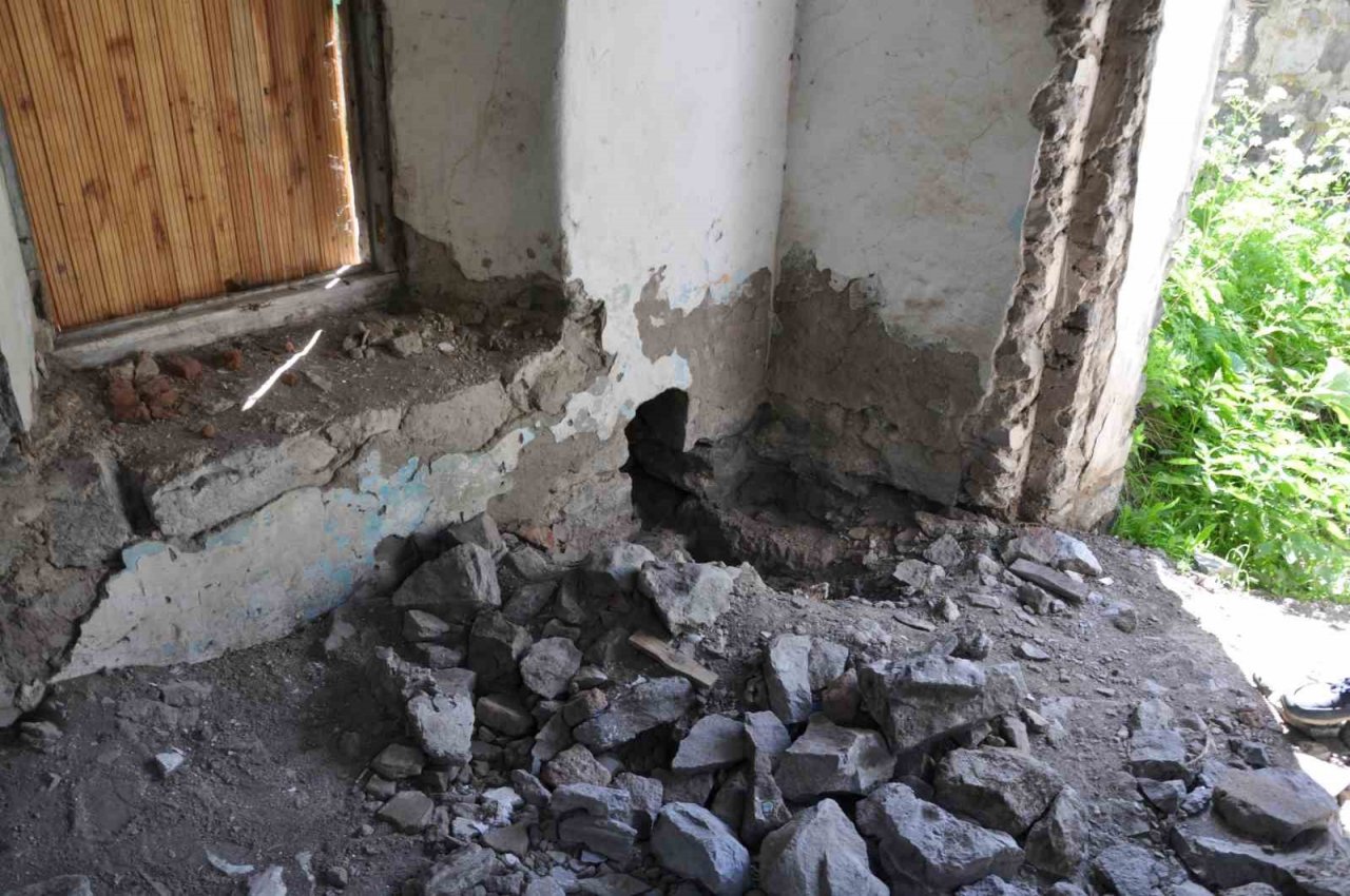 Kars’ta paşa konağı yok oluyor