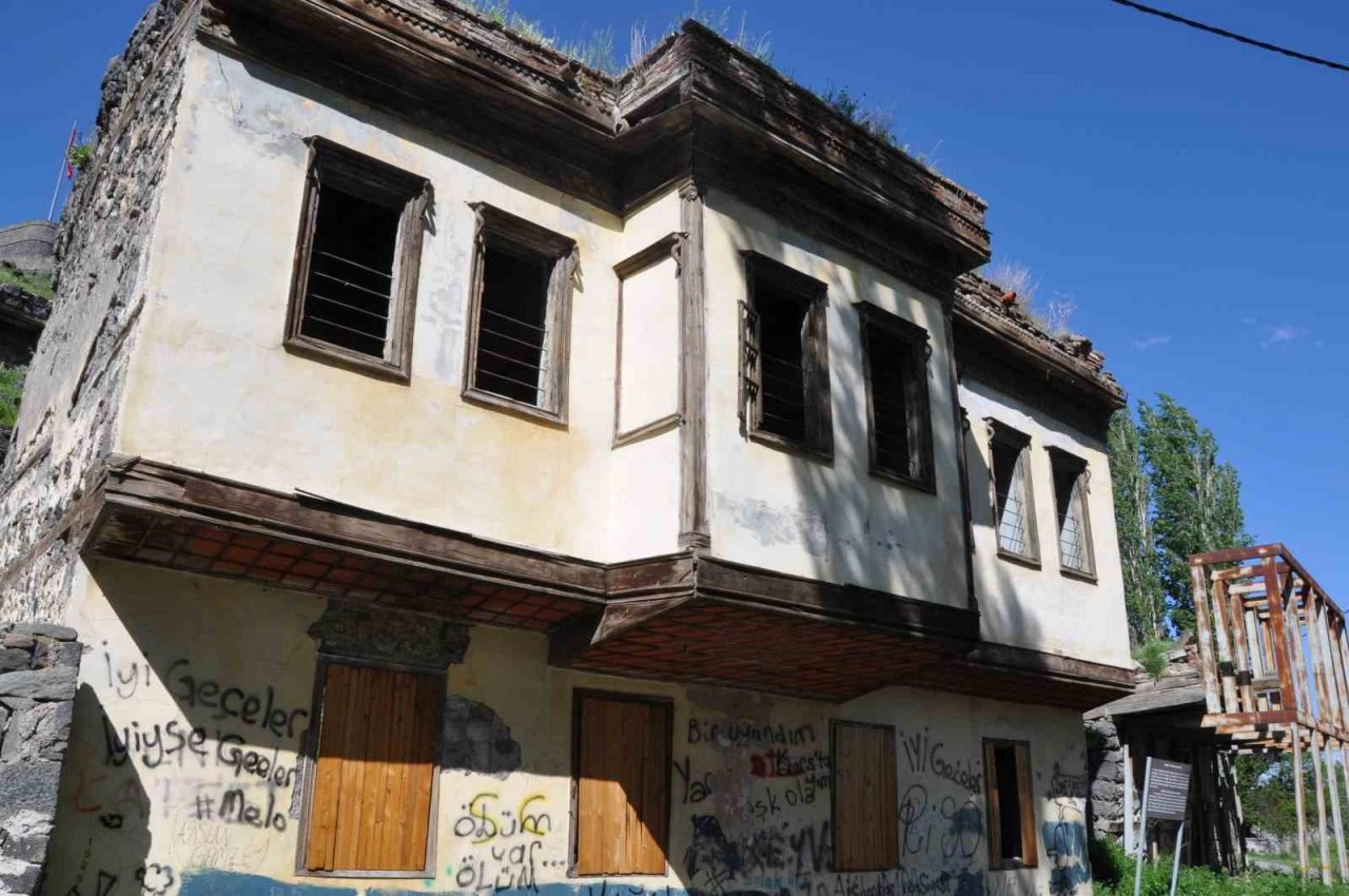 Kars’ta paşa konağı yok oluyor