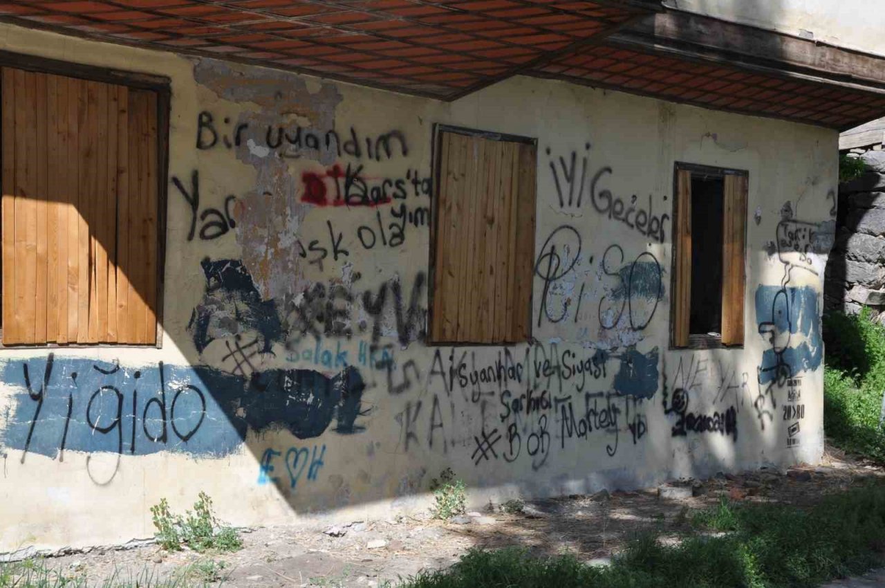 Kars’ta paşa konağı yok oluyor