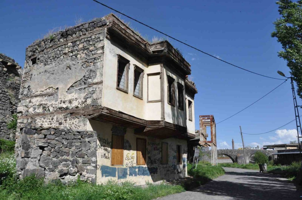 Kars’ta paşa konağı yok oluyor
