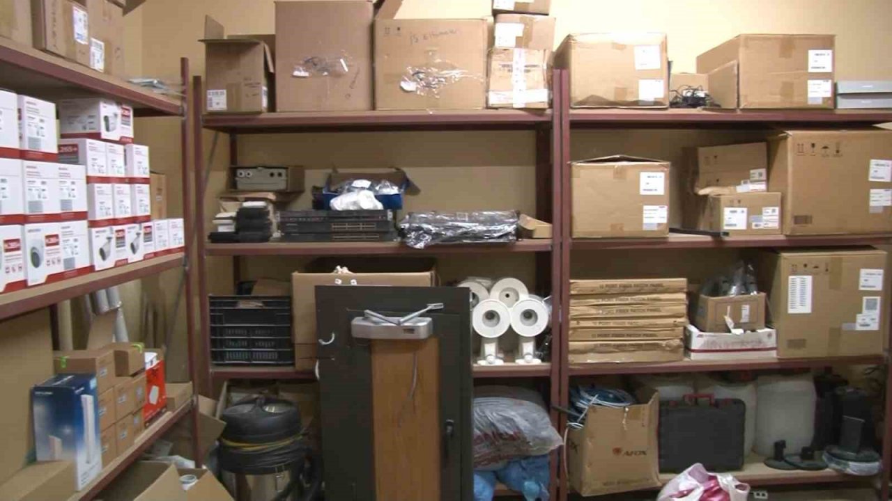 Kartal’da milyonluk vurgun: Çaldığı ürünleri personele taşıttı