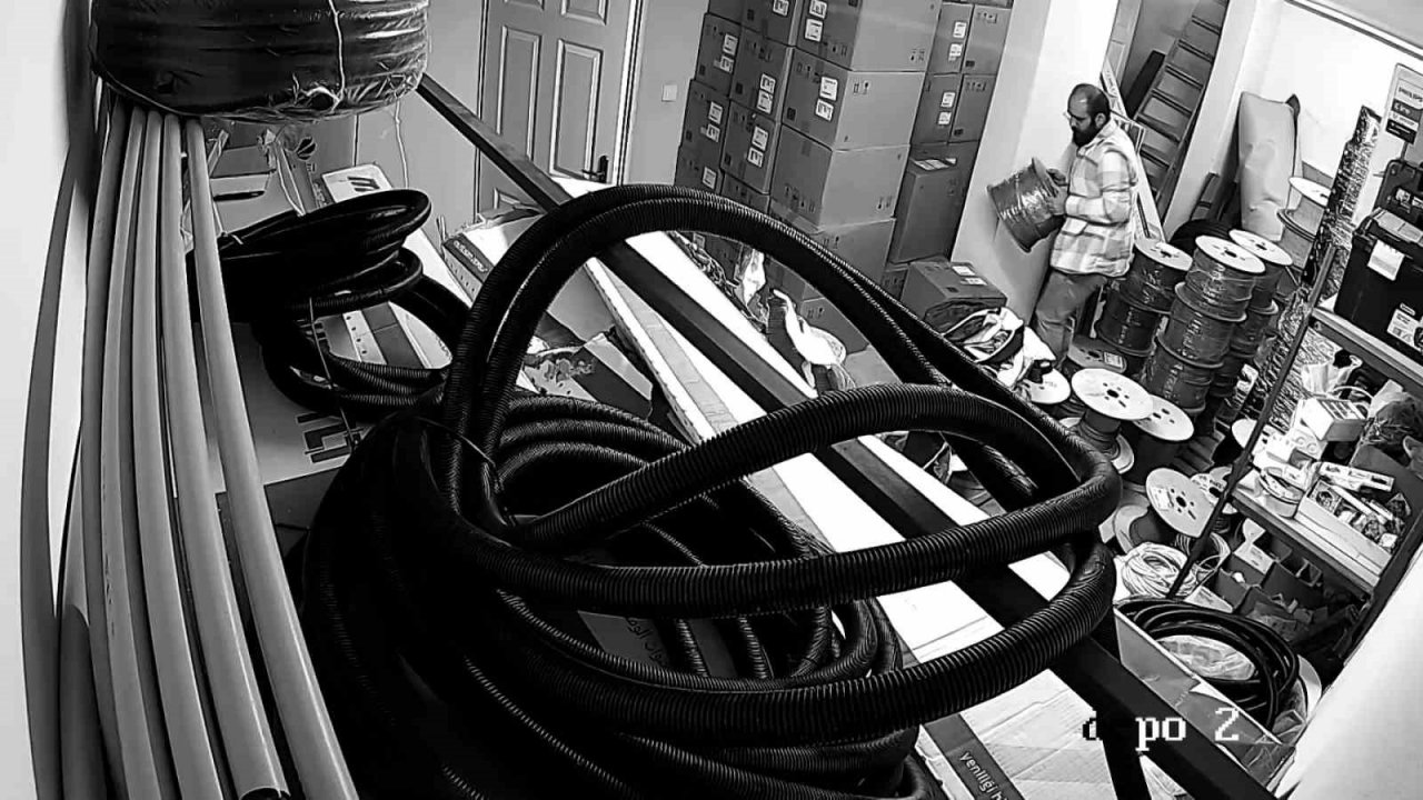 Kartal’da milyonluk vurgun: Çaldığı ürünleri personele taşıttı