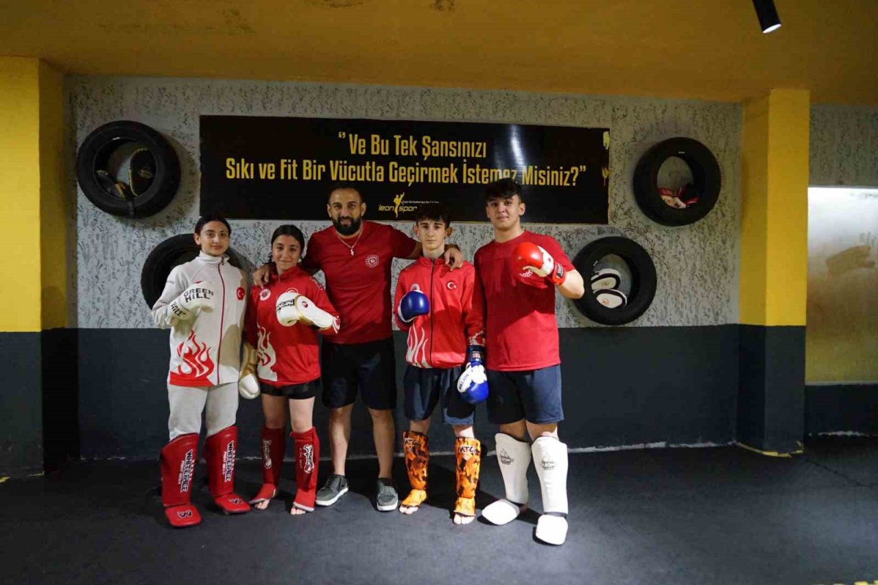 Zayıflamak için başladığı kick boksta dünya ikinci oldu