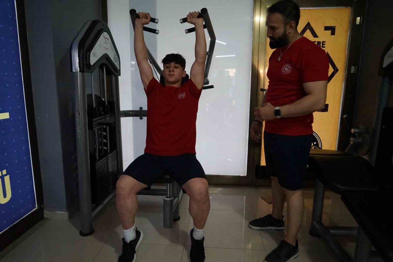 Zayıflamak için başladığı kick boksta dünya ikinci oldu