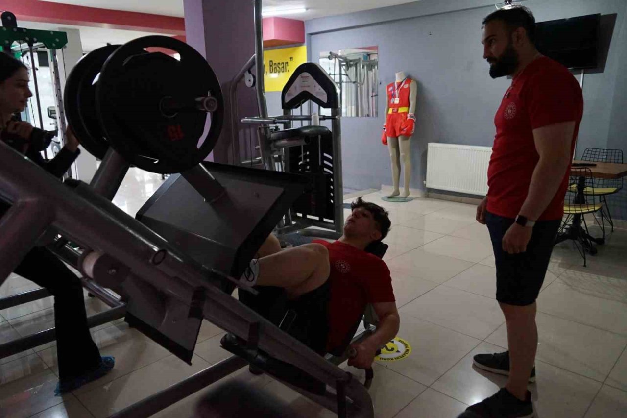 Zayıflamak için başladığı kick boksta dünya ikinci oldu