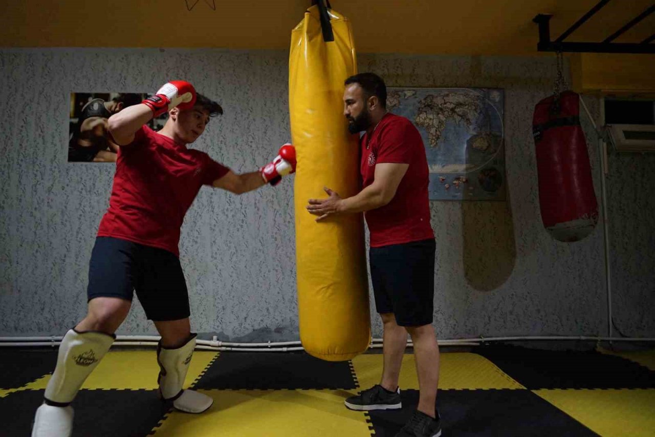 Zayıflamak için başladığı kick boksta dünya ikinci oldu