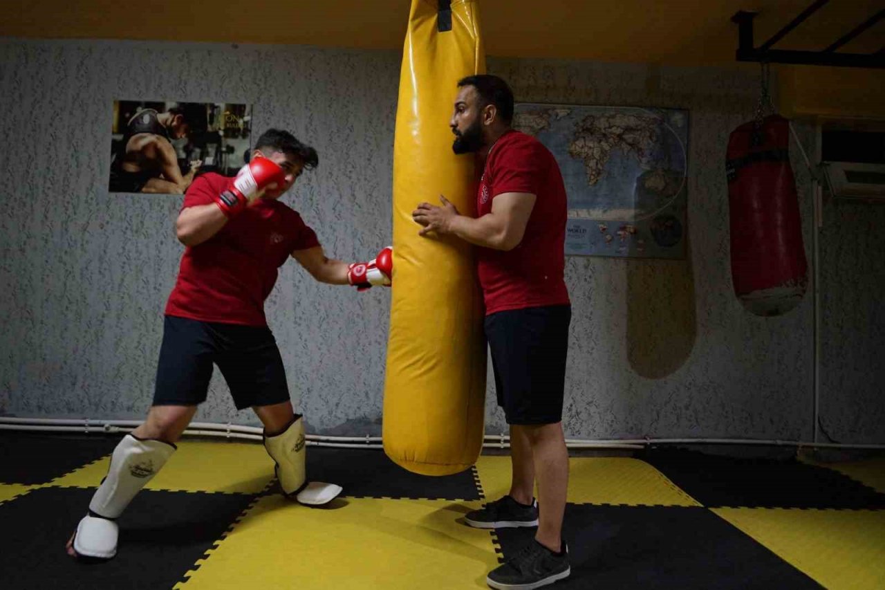Zayıflamak için başladığı kick boksta dünya ikinci oldu