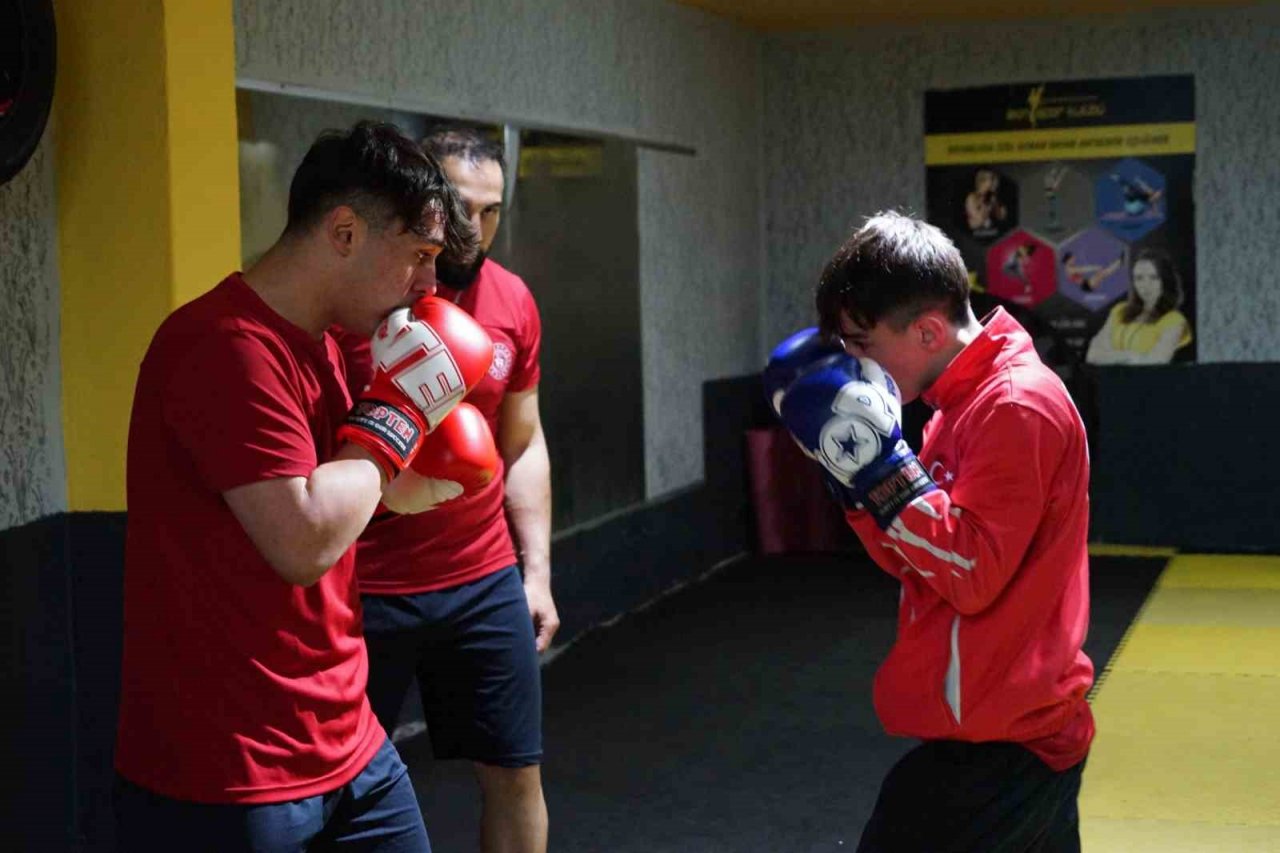 Zayıflamak için başladığı kick boksta dünya ikinci oldu