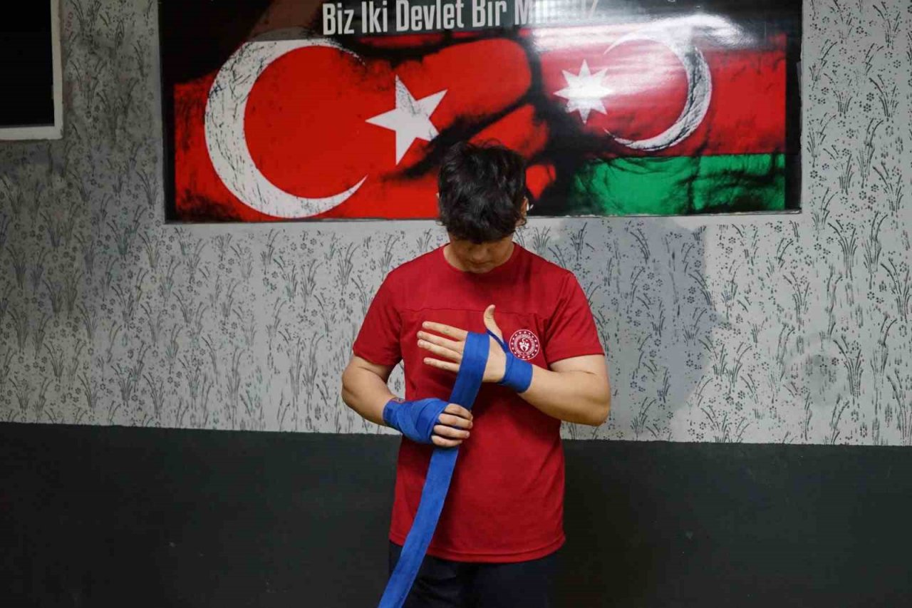 Zayıflamak için başladığı kick boksta dünya ikinci oldu