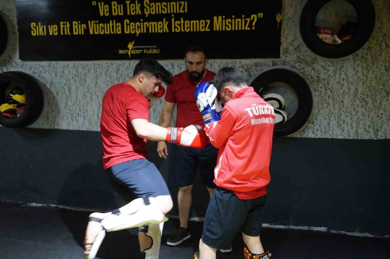 Zayıflamak için başladığı kick boksta dünya ikinci oldu