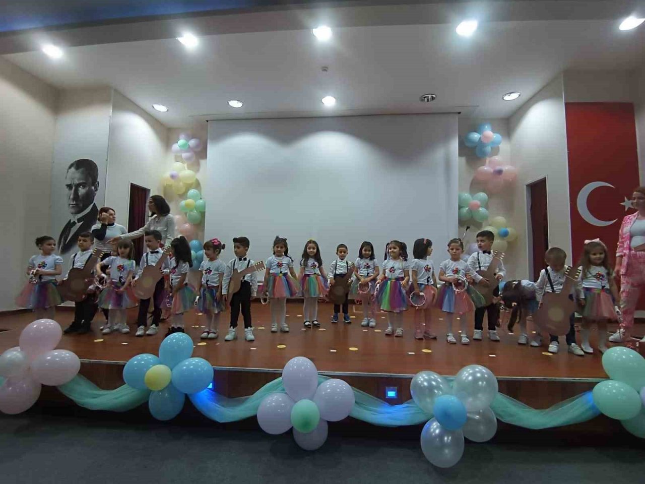 Miniklerden yılsonu gösterisi