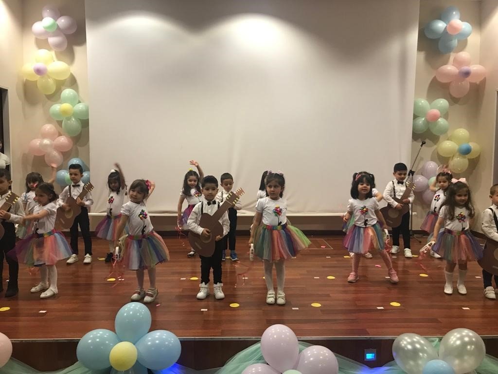 Miniklerden yılsonu gösterisi