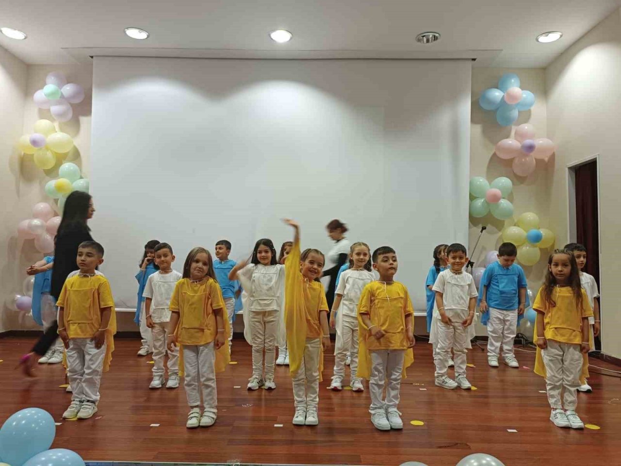 Miniklerden yılsonu gösterisi