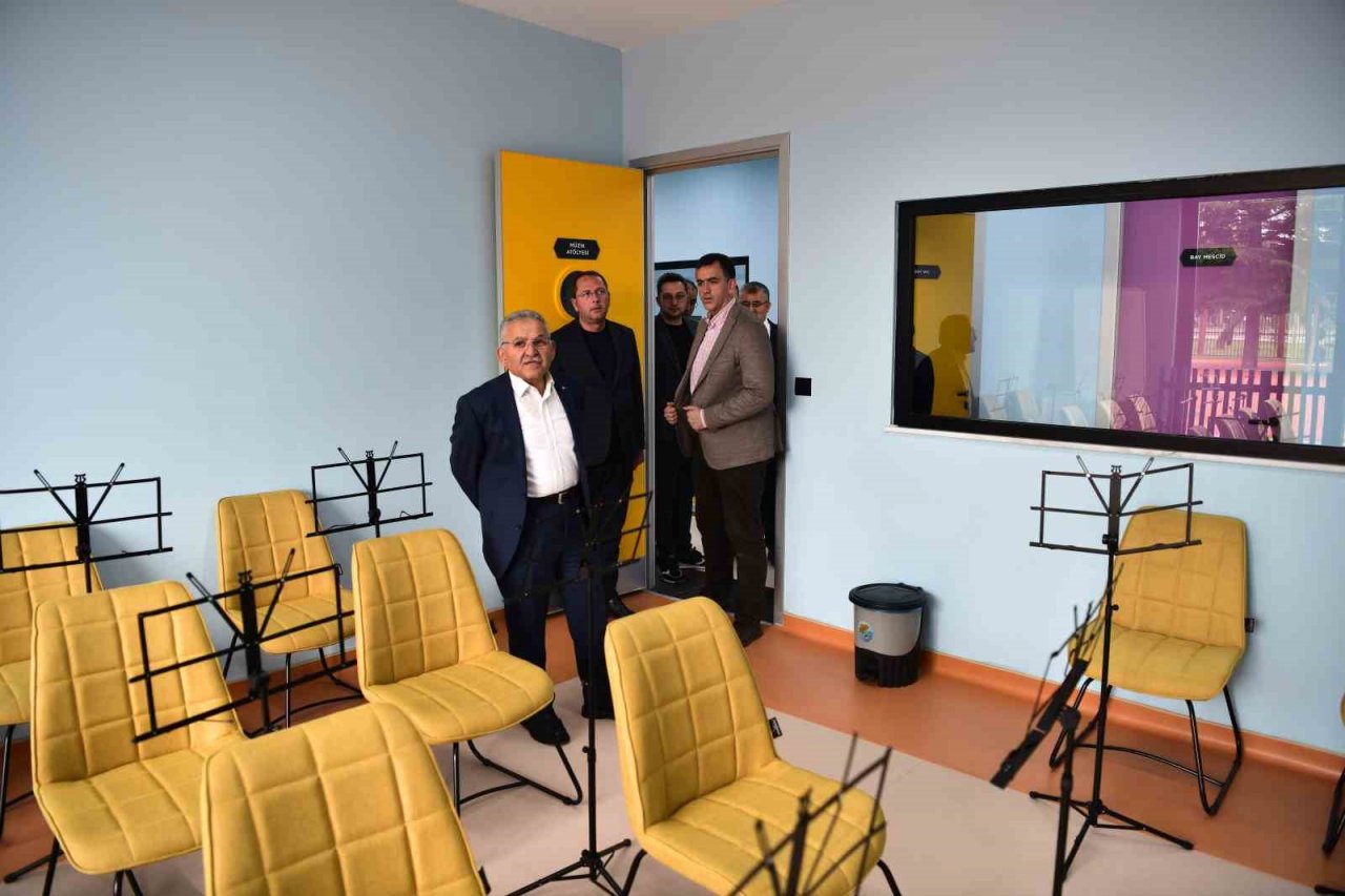 Başkan Büyükkılıç, çocuklara özel 11’inci kütüphaneyi inceledi