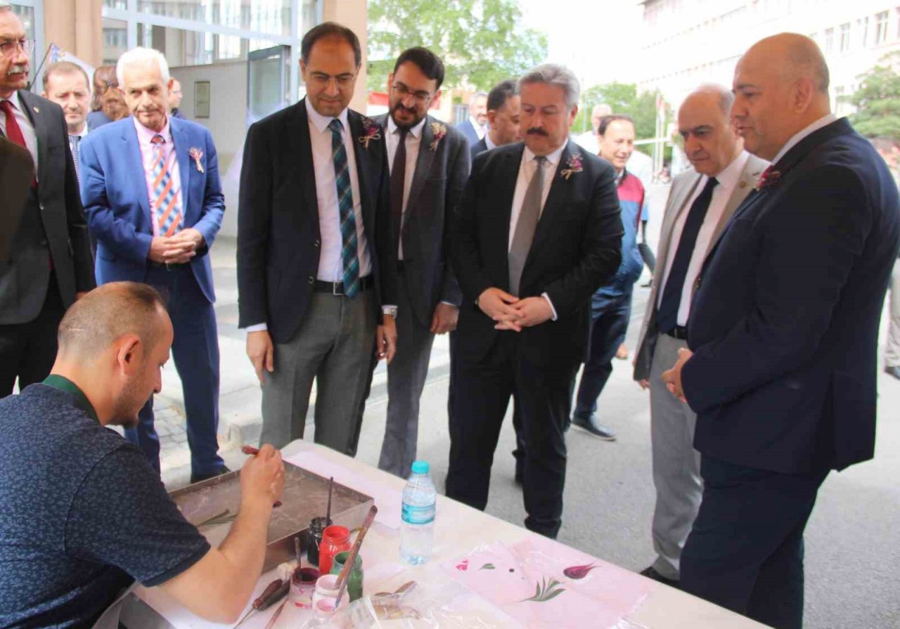 Toplum Ruh Sağlığı Merkezi’ndeki Hastalar El Emeği Göz Nuru Eserlerini Sergiledi