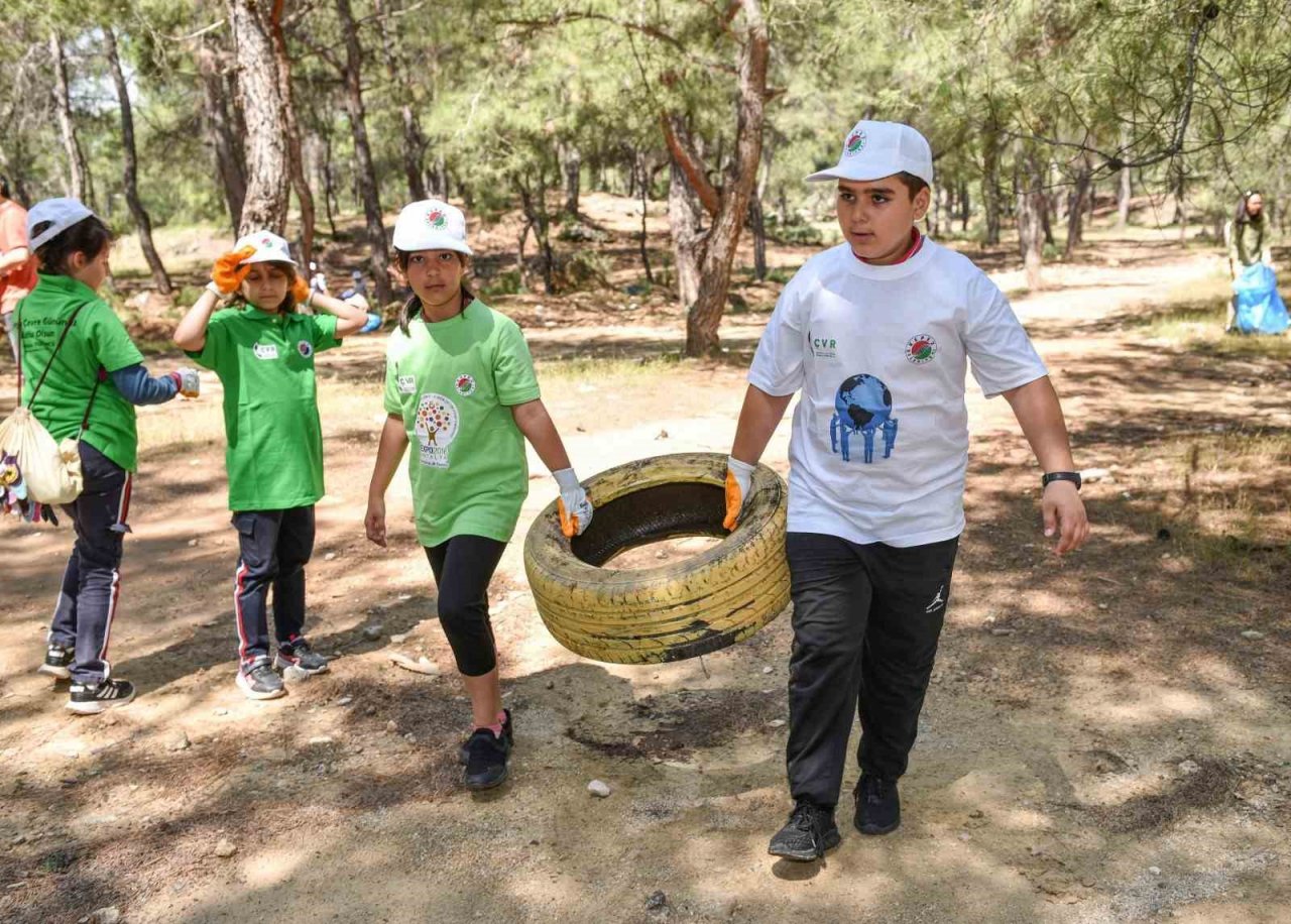 Çocuklar ormandan poşet poşet çöp topladılar