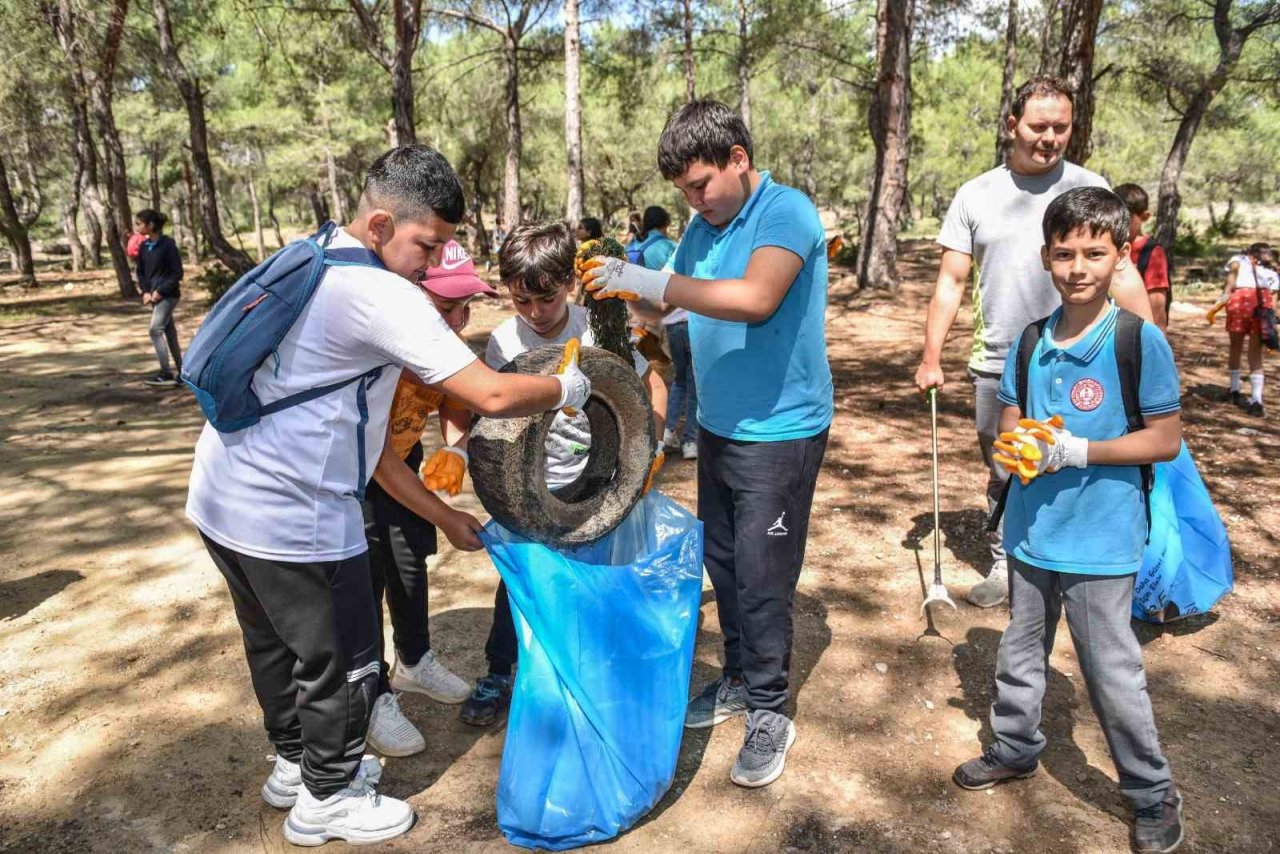 Çocuklar ormandan poşet poşet çöp topladılar