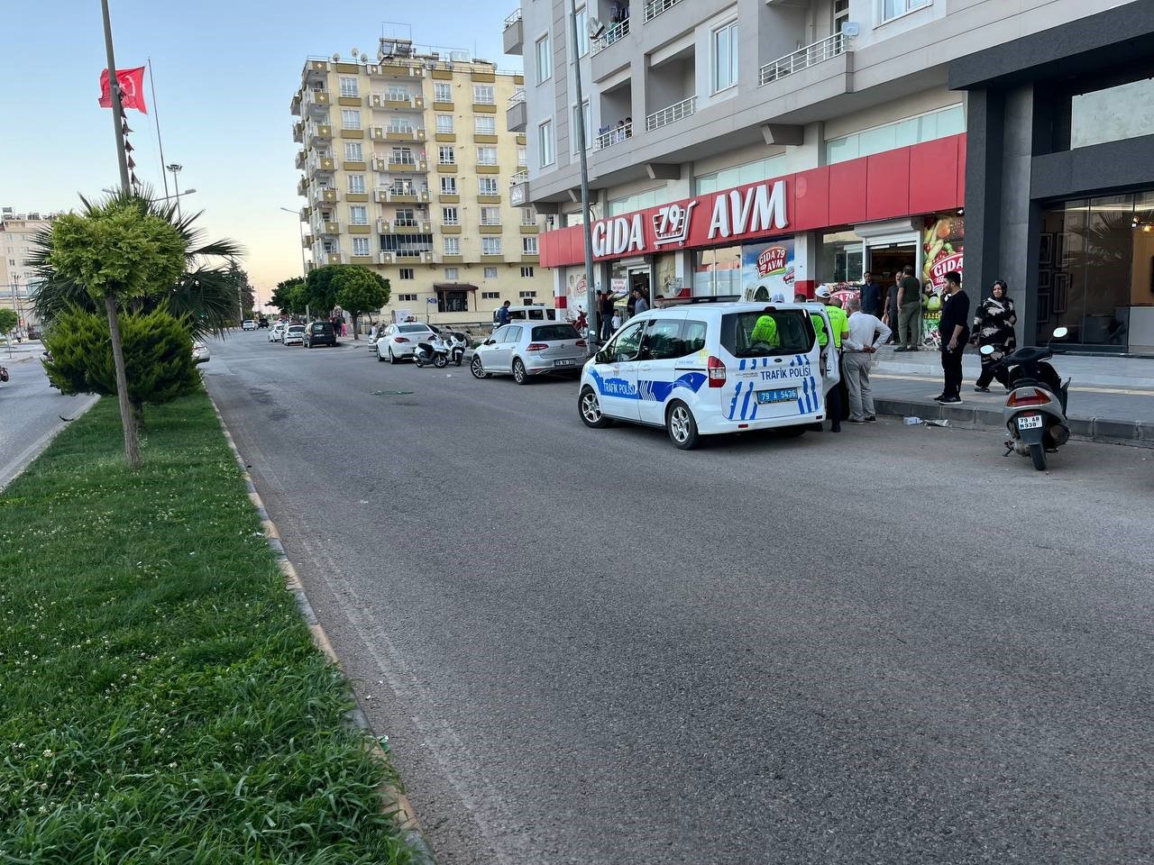 Yolun karşısına geçmek isteyen çocuğa motosiklet çarptı