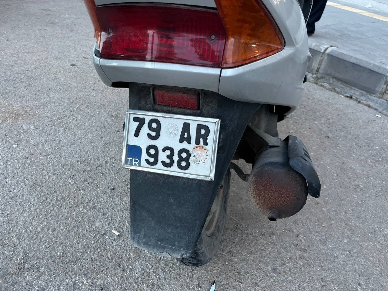 Yolun karşısına geçmek isteyen çocuğa motosiklet çarptı